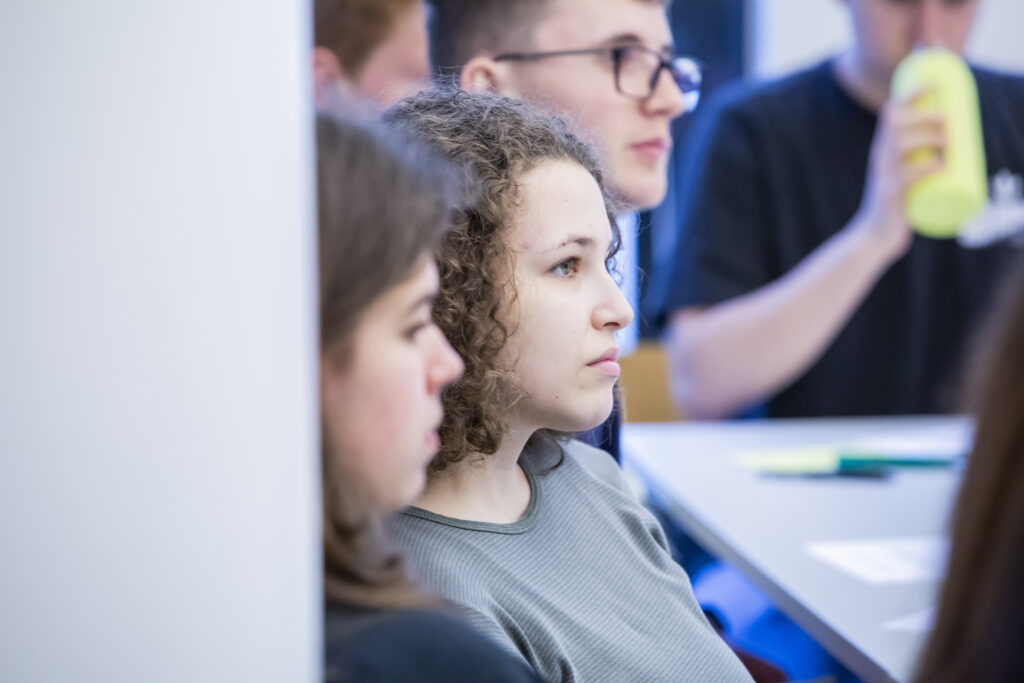 Schüler_innen beim Workshop in der C3-Bibliothek