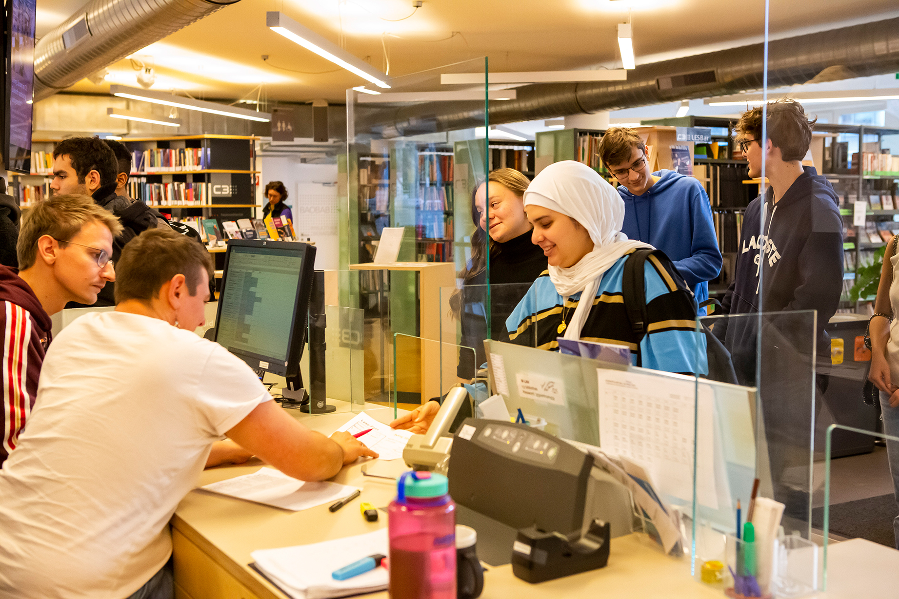 Schüler_innen am Bibliotheksdesk